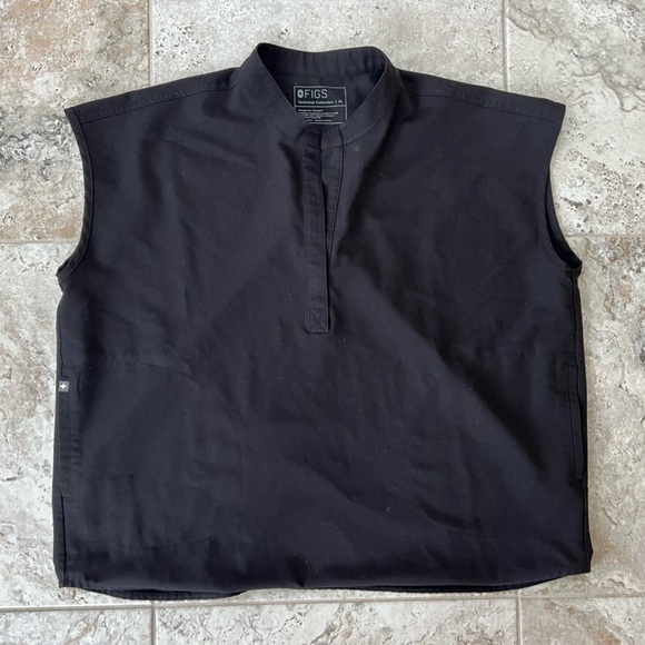 FIGS Rafaela Oversized V-Neck Scrub Top in Black, size XL - Picture 9 of 9